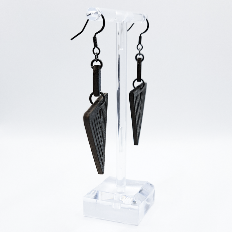 Puukorvakorut mustilla teräskoukuilla